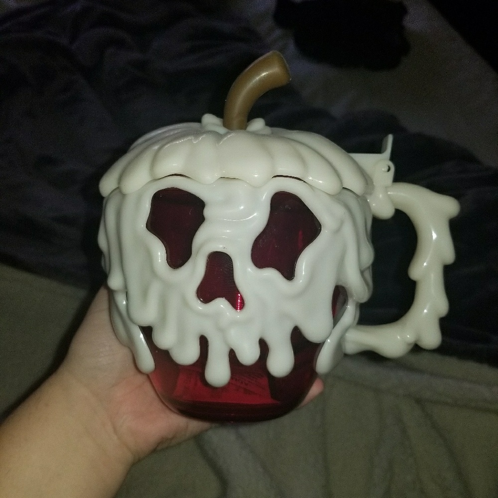 Poison apple glow in the dark mug